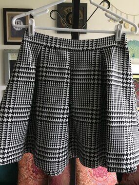 EXPRESS size 4 Black & White Houndstooth Pleated Circle Skirt